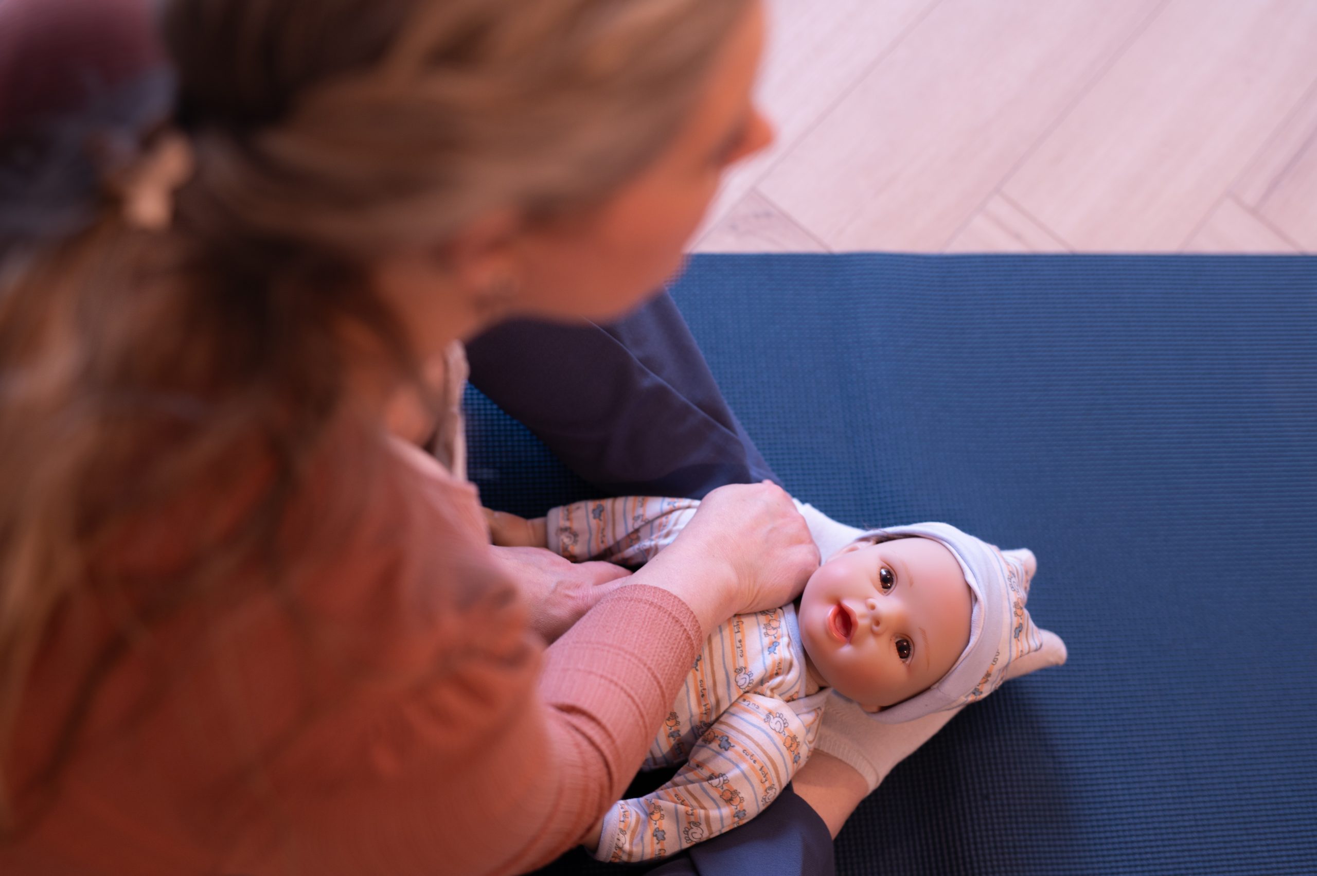 Praktijkoefening babyzorg tijdens de postpartum doula opleiding