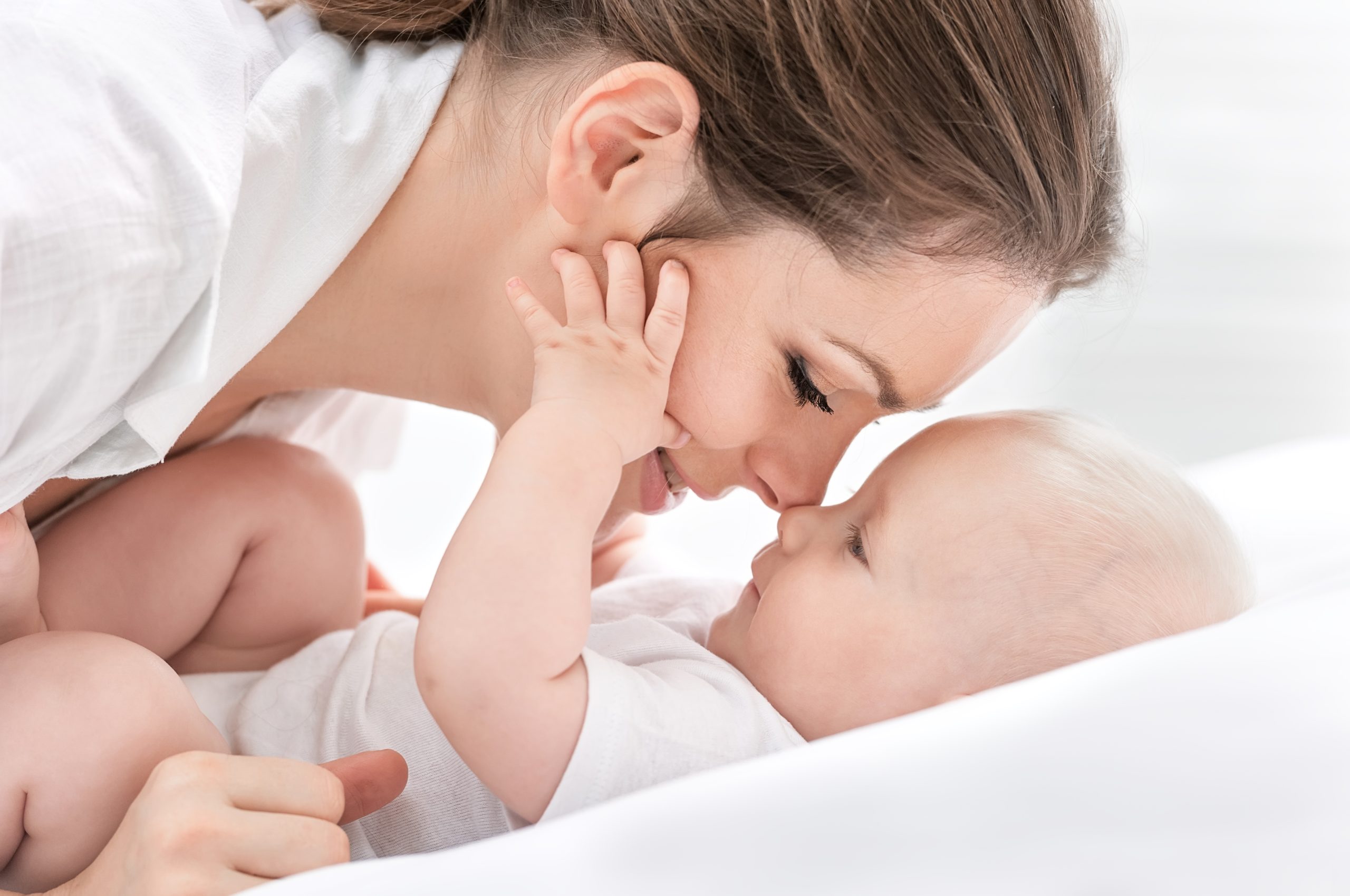 Postpartum doula ondersteunt ouder en baby