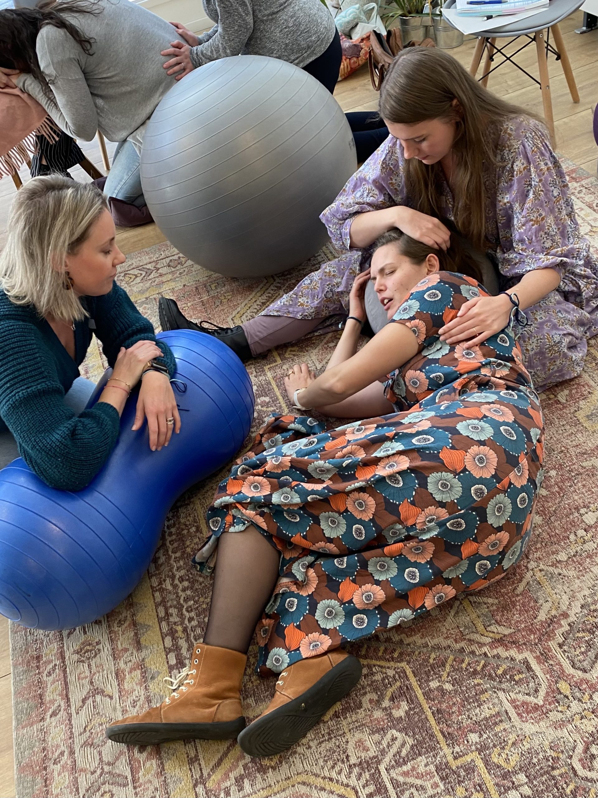 Studenten oefenen praktische doula ondersteuning tijdens een praktijkdag